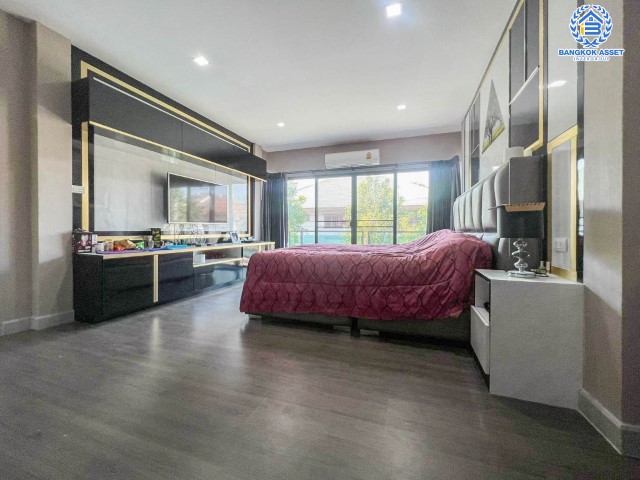 *****บ้านเดี่ยวมือสองย่านกรุงเทพฯ ม.ไลฟ์บางกอกบูเลอวาร์ด รามอินทรา เนื้อที่กว้างขวางเกือบ 65 ตร.ว. ฟังก์ชัน 4 ห้องนอน 4 ห้องน้ำ ที่จอดรถ 2 คัน บนทำเลแห่งการเดินทาง ใกล้รถไฟฟ้าสายสีชมพู "สถานีนพรัตนราชธานี" และทางด่วน "พระราม2-กาญจนาภิเษก"